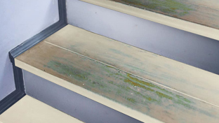 Enlever de la colle sur un escalier en bois