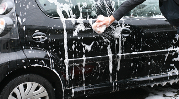 Cómo limpiar la carrocería del coche y lavar a mano sin dañar la