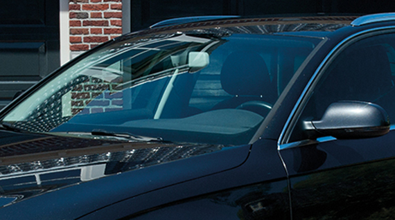Nettoyer les vitres de sa voiture sans laisser de traces