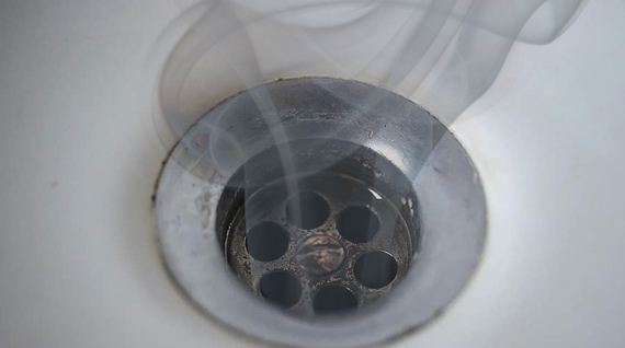 Comment éliminer les odeurs de canalisations et leurs causes