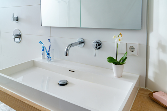 Pulire igienicamente il bagno con i nostri prodotti per la pulizia delle piastrelle e del bagno