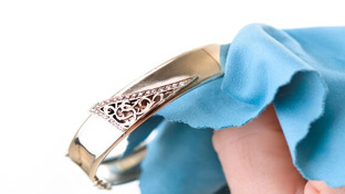How to clean jewellery