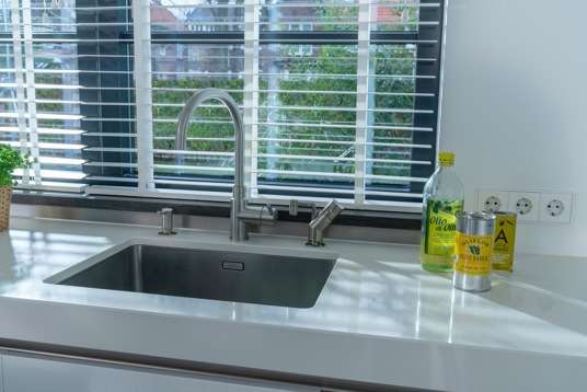 Voedsel bereiden in een hygiënisch schone keuken!