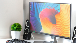 How to clean a monitor screen