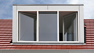 műanyag ablakkeretek, tetőtéri ablakok, műanyag homlokzatburkolat (Trespa®)