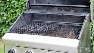 Nettoyer une grille de barbecue