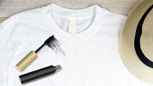 Enlever du mascara sur un vêtement