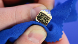 How to clean gold