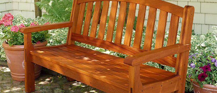 Holzgartenmöbel reinigen