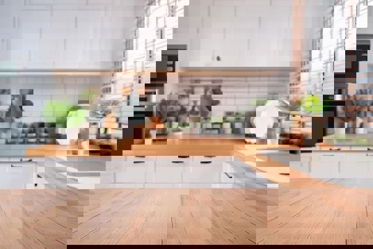 Kuchynská linka z dreva